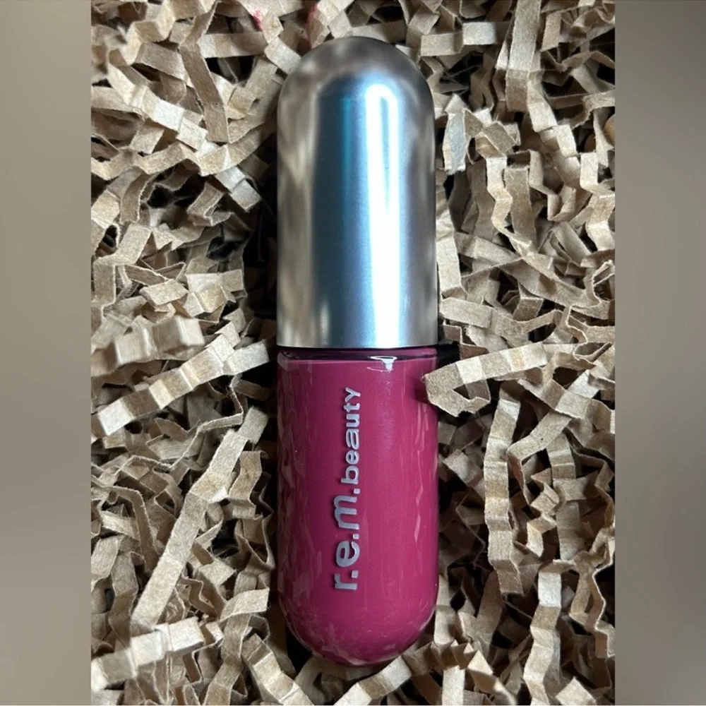 r.e.m. beauty On Your Collar Liquid Lipstick – Doll‎ Face (0.32 fl oz / 9.7 ml)